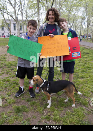 Mom rende le madri giorno auspicio alla terza edizione del Ponte di Brooklyn marzo Rally e alla fine della violenza pistola ora, 9 maggio 2015. Foto Stock