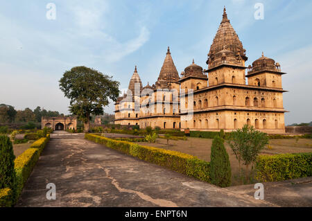 Gruppo di Cenotaphs lungo il fiume Betwa in Orchha. Il Madhya Pradesh. India Foto Stock