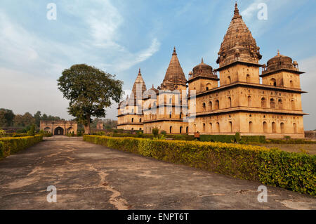 Gruppo di Cenotaphs lungo il fiume Betwa in Orchha. Il Madhya Pradesh. India Foto Stock