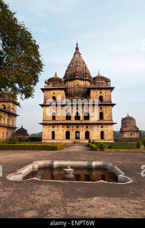 Gruppo di Cenotaphs lungo il fiume Betwa in Orchha. Il Madhya Pradesh. India Foto Stock