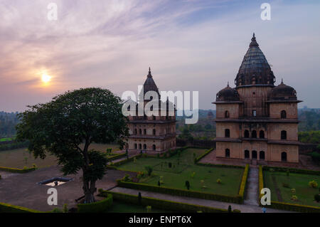 Gruppo di Cenotaphs lungo il fiume Betwa in Orchha al tramonto. Il Madhya Pradesh. India Foto Stock