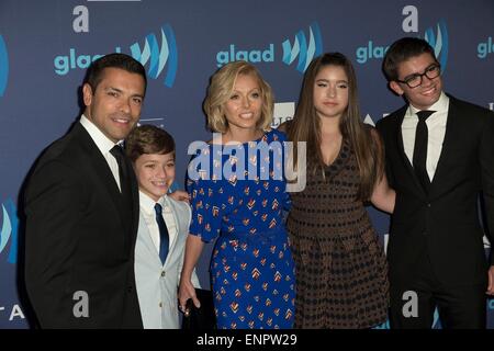 New York, NY, STATI UNITI D'AMERICA. 9 maggio 2015. Mark Consuelos, Joaquin Consuelos, Kelly Ripa, Lola Consuelos, Michael Consuelos presso gli arrivi per la XXVI edizione GLAAD Media Awards, il Waldorf-Astoria, New York, NY, 9 maggio 2015. Credito: Lev Radin/Everett raccolta/Alamy Live News Foto Stock