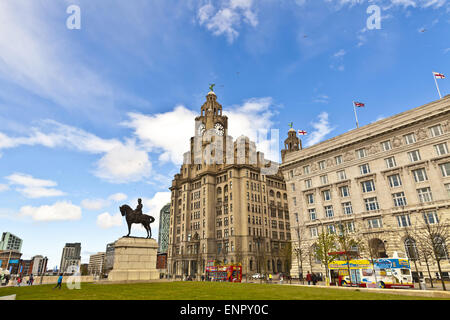 Liverpool Cityscape al Pier Head nel centro della città, parte del Liverpool città marittima Sito Patrimonio Mondiale dell'UNESCO. Foto Stock