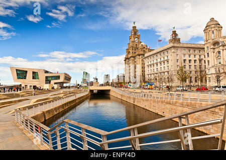 Liverpool Cityscape al Pier Head nel centro della città, parte del Liverpool città marittima Sito Patrimonio Mondiale dell'UNESCO. Foto Stock