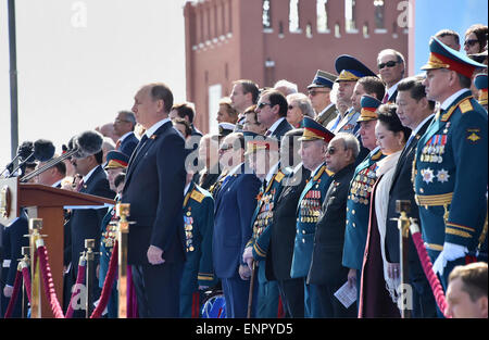 Mosca Mosca, Federazione russa. 9 maggio 2015. Il presidente russo Vladimir Putin prende parte a celebrare la marcatura in occasione del settantesimo anniversario della sconfitta della Germania nazista durante la II Guerra Mondiale, sabato 9 maggio, 2015 Credit: Presidenza egiziana APA/images/ZUMA filo/Alamy Live News Foto Stock