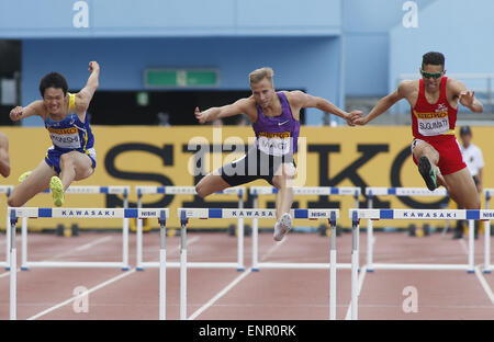 Tokyo, Giappone. Il 10 maggio, 2015. Mahau Sugimati del Brasile, Rasmus Magi di Estonia e Yuta Konishi del Giappone (R a L) competere negli uomini 400 metri a ostacoli a Seiko Golden Grand Prix 2015 nella prefettura di Kanagawa, nei pressi di Tokyo, Giappone, 10 maggio 2015. Credito: Stringer/Xinhua/Alamy Live News Foto Stock