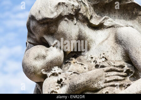 Statua del cimitero in Italia, di pietra - più di cento anni di età Foto Stock