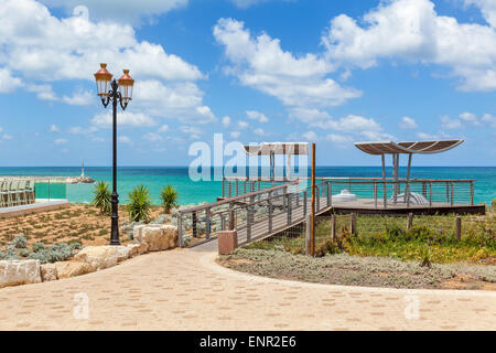 Viewpoint e lampione sul lungomare affacciato sul mare Mediterraneo sotto il cielo blu con nuvole bianche in Ashqelon, Israele. Foto Stock