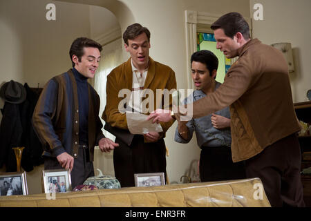 Jersey Boys è un 2014 American Biographical dramma musicale film diretto da Clint Eastwood basato sul Tony Award-winning jukebox musicale di lo stesso nome. Questa fotografia è per il solo uso editoriale ed è il copyright del film company e/o il fotografo assegnato dal film o società di produzione e può essere riprodotto solo da pubblicazioni in congiunzione con la promozione del film di cui sopra. Un credito per il film company è richiesto. Il fotografo deve anche essere accreditato quando noto. Foto Stock