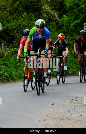 Wiltshire, Regno Unito. Il 10 maggio, 2015. Team Wiggins' è uno degli undici pro-cycling team racing attraverso il South Wiltshire oggi (domenica 10 maggio). Credito: Paul Chambers/Alamy Live News Foto Stock