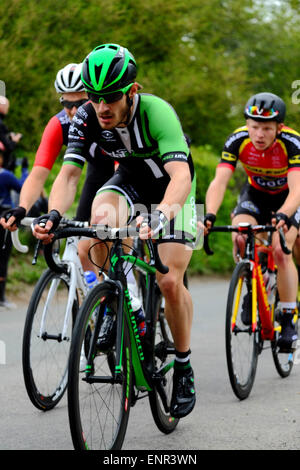 Team Wiggins' è uno degli undici pro-cycling team racing attraverso il South Wiltshire Wiltshire ciclo Grand Prix' con elite 120 piloti che è parte della British Cycling National Road Race Series. Inizia a Salisbury's Guildhall Square, prima di dirigervi a Wilton e fuori nella gloriosa South Wiltshire campagna. Foto Stock