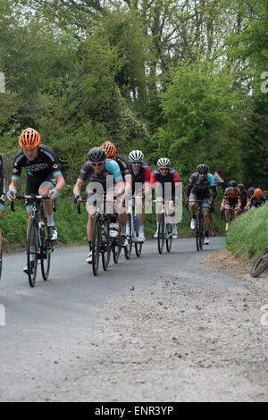 Team Wiggins' è uno degli undici pro-cycling team racing attraverso il South Wiltshire Wiltshire ciclo Grand Prix' con elite 120 piloti che è parte della British Cycling National Road Race Series. Inizia a Salisbury's Guildhall Square, prima di dirigervi a Wilton e fuori nella gloriosa South Wiltshire campagna. Foto Stock