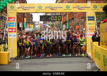 Manchester, Regno Unito. Il 10 maggio, 2015. La città ha ospitato il Morrison's Great Manchester Run nel cuore del centro della citta'. Il Uomini Elite vincitore: Stephen Sambu, dal Kenya, con un tempo di 27:30. Credito: Michael Buddle/Alamy Live News Foto Stock