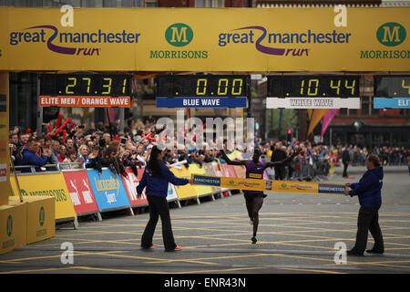 Manchester, Regno Unito. Il 10 maggio, 2015. La città ha ospitato il Morrison's Great Manchester Run nel cuore del centro della citta'. Il Uomini Elite vincitore: Stephen Sambu, dal Kenya, con un tempo di 27:30. Credito: Michael Buddle/Alamy Live News Foto Stock