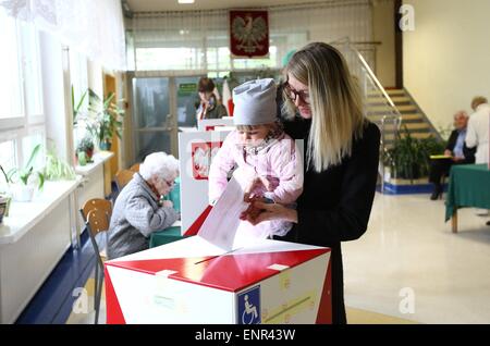 Sopot, Polonia 10th, maggio 2015 Sopot cittadini votare nelle elezioni Presidental. I seggi elettorali saranno aperti a 9 p.m. Foto Stock