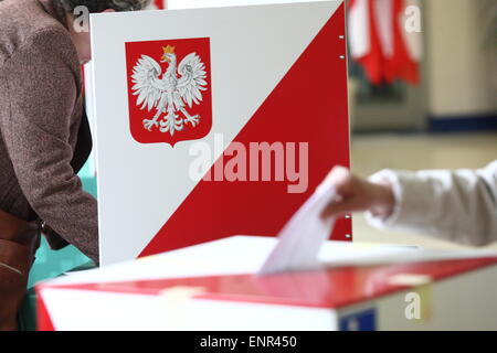 Sopot, Polonia 10th, maggio 2015 Sopot cittadini votare nelle elezioni Presidental. I seggi elettorali saranno aperti a 9 p.m. Foto Stock