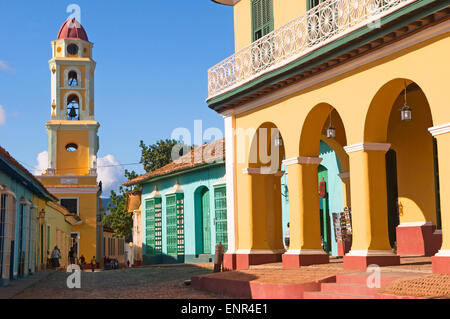 Una strada che conduce alla chiesa di Trinidad de Cuba, Cuba Foto Stock