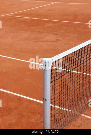 Tennis Net in rosso vuoto corte di ghiaia Foto Stock