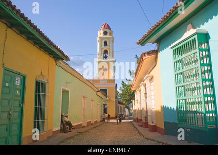 Di una strada con case colorate che conduce alla chiesa di Trinidad de Cuba, Cuba Foto Stock