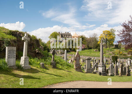 Vista del Castello di Stirling dal vecchio cimitero comunale della chiesa del Santo rude, Stirling in primavera Foto Stock