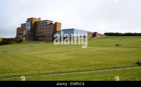 Brighton, Regno Unito. . Un enorme segno VE per commemorare la vittoria in Europa è stato falciato sul campo accanto al centro Blind Veterans UK vicino a Brighton, dove si prendono cura dei veterani ipovedenti credito: Simon Dack/Alamy Live News Foto Stock