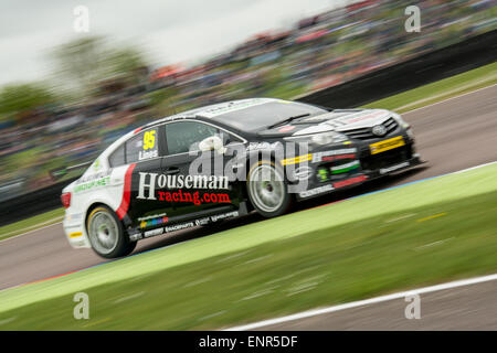 Thruxton, Andover, HAMPSHIRE, Regno Unito. Il 10 maggio, 2015. Stewart linee e Houseman Racing Toyota Avensis rigidi durante la Dunlop MSA British Touring Car Championship a Thruxton Motorsport Centro Credito: Gergo Toth Fotografia / Alamy Live News Foto Stock