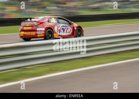 Thruxton, Andover, HAMPSHIRE, Regno Unito. Il 10 maggio, 2015. Martin Depper e Eruotech Racing Honda Civic rigidi durante la Dunlop MSA British Touring Car Championship a Thruxton Motorsport Centro Credito: Gergo Toth Fotografia / Alamy Live News Foto Stock