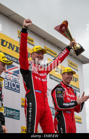 Thruxton, Andover, HAMPSHIRE, Regno Unito. Il 10 maggio, 2015. Gordon Shedden di Honda Racing Yuasa celebra la sua vittoria durante la Dunlop MSA British Touring Car Championship a Thruxton Motorsport Centro Credito: Gergo Toth Fotografia / Alamy Live News Foto Stock