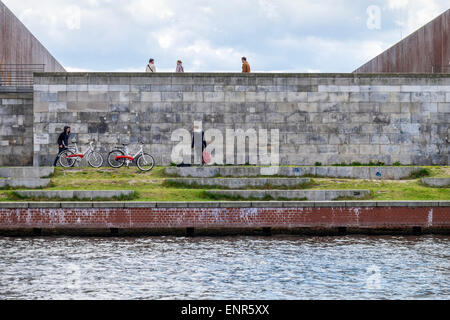 Le persone a rilassarsi, ciclo e godere della vista del fiume, il fiume Sprea, Berlino Foto Stock