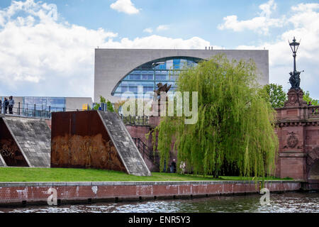 Berlino, Cancelleria tedesca e Edificio moderno che ospita gli uffici del Cancelliere tedesco vicino al fiume Spree Foto Stock