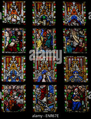 Le vetrate colorate raffiguranti scene della vita di Gesù Cristo nella cattedrale di Saint Truiden nel Limburgo, Belgio. Foto Stock