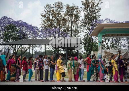 Kathmandu, Nepal. Il 10 maggio, 2015. Persone coda per procurarsi il cibo distribuito da militare nepalese di Kathmandu, capitale del Nepal, il 10 maggio 2015. Credito: Liu Siu Wai/Xinhua/Alamy Live News Foto Stock