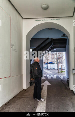 Senior man a ingresso di KW Institute of Contemporary Arts Building , Auguststrasse, Mitte di Berlino Foto Stock