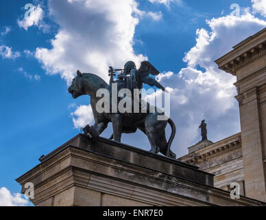 Scultura di Panther e cherubino giocando un arpa fuori la Konzerthaus di Berlino in piazza Gendarmenmarkt Foto Stock