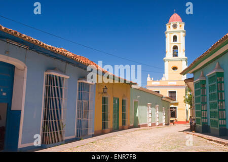 Di una strada con case colorate che conduce alla chiesa di Trinidad de Cuba, Cuba Foto Stock