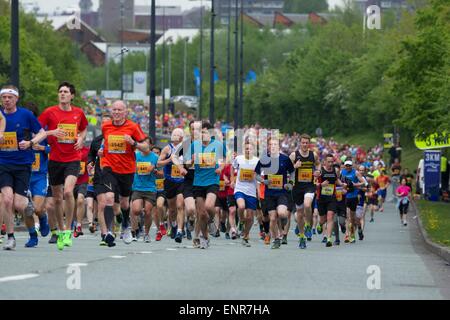 Manchester, Regno Unito. Il 10 maggio, 2015. Migliaia di corridori prendere parte al grande Manchester eseguire oggi. Credito: Giovanni friggitrice/Alamy Live News Foto Stock