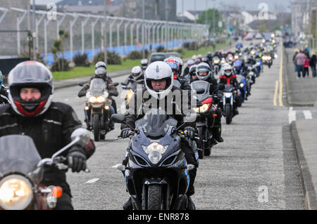 Carrickfergus, Irlanda del Nord. Il 10 maggio 2015. Quay vipere Moto Club attesa marcia annuale per l'Irlanda del Nord Ospizio. Credito: Stephen Barnes/Alamy Live News Foto Stock