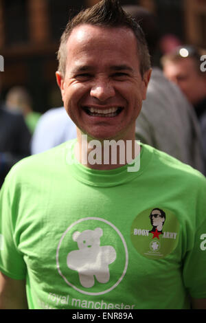 Manchester, Regno Unito. Domenica 10 maggio 2015. La città ha ospitato il Morrison's Great Manchester Run nel cuore del centro della citta'. CBeebies presenter Alex Winters in esecuzione per la manna esercito, Royal Manchester ospedale per bambini. Credito: Michael Buddle/Alamy Live News Foto Stock