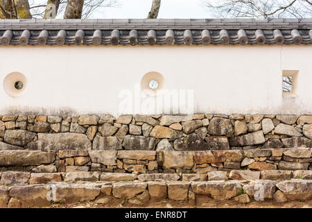 Giappone, Takahashi, Bitchu Matsuyama castello. Neribei Dobei, un muro difensivo con porte di tiro lungo l'honmaru, il cortile di fronte al tenersi. Foto Stock