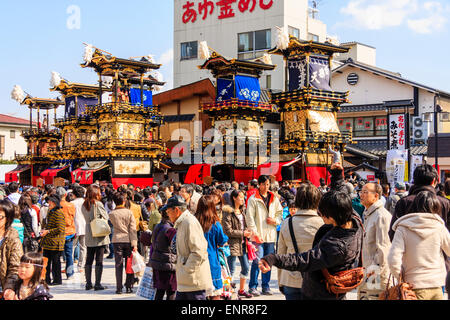 Il massiccio yama galleggia al festival primaverile del santuario di Haritsuna a Inuyama, Giappone. Ciascuno presenta un burattino meccanico all'interno, karakuri. Foto Stock