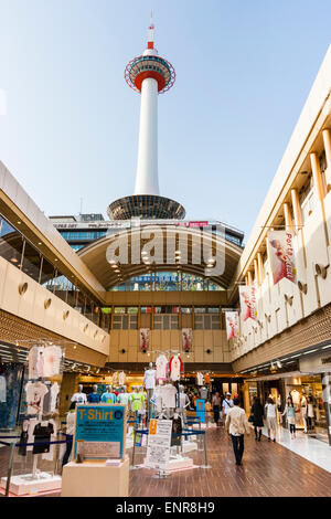 Il centro commerciale porta alla stazione di Kyoto. Area all'aperto del centro commerciale con le torri di Kyoto che si innalzano sopra di esso contro un cielo blu. Foto Stock