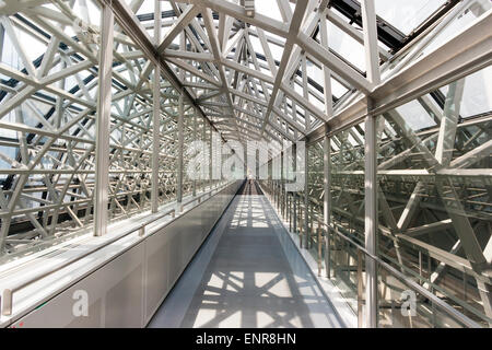 Giappone, stazione JR di Kyoto, progettata da Hiroshi Hara. Vista interna che si affaccia sul passaggio sopraelevato nella struttura del tetto sopra l'atrio centrale della stazione. Foto Stock