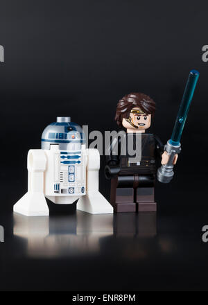 Tambov, Federazione Russa - Giugno 21, 2014 LEGO Star Wars R2-D2 e LEGO Anakin Skywalker minifigures su sfondo nero. Foto Stock