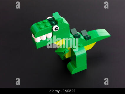 Tambov, Federazione Russa - Marzo 27, 2015 Lego verde giocattolo dinosauro su sfondo nero. Studio shot. Foto Stock