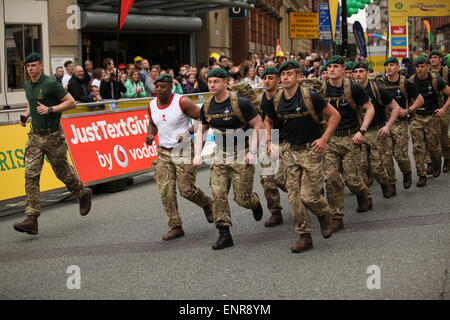 Manchester, Regno Unito. Domenica 10 maggio 2015. La città ha ospitato il Morrison's Great Manchester Run nel cuore del centro della citta'. Royal Marine militari in rango durante l'evento. Credito: Michael Buddle/Alamy Live News Foto Stock