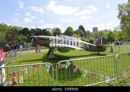 St James Park, London, Regno Unito. Il 10 maggio 2015. Guerra mondiale due aerei e veicoli sul display in St James Park. Settantesimo anniversario VE alle celebrazioni del Giorno a Londra. Foto Stock
