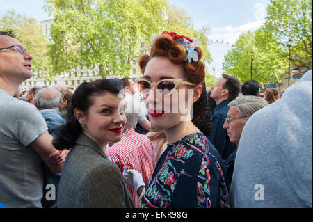 Westminster, Londra, Regno Unito. Il 10 maggio, 2015. Settantesimo anniversario della fine della seconda guerra mondiale in Europa avvengono nel centro di Londra con le grandi folle fodera Piazza del Parlamento e Whitehall. Credito: Malcolm Park editoriale/Alamy Live News Foto Stock