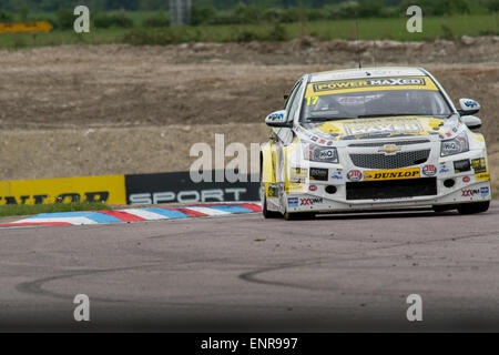Thruxton, Andover, HAMPSHIRE, Regno Unito. Il 10 maggio, 2015. Dave Newsham e potenza Maxed Chevrolet Cruze rigidi durante la Dunlop MSA British Touring Car Championship a Thruxton Motorsport Centro Credito: Gergo Toth Fotografia / Alamy Live News Foto Stock