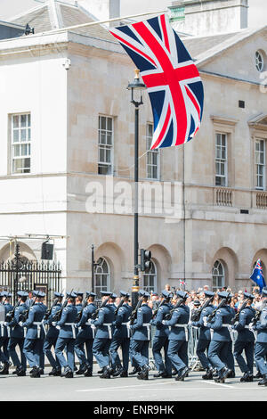 VE Giorno 70 commemorazioni - marcatura storico anniversario della fine della Seconda Guerra Mondiale in Europa. A seguito di un servizio di ringraziamento a Westminster Abbey, una sfilata di personale di servizio e i veterani e un flypast - down whitehall e nella sfilata delle Guardie a Cavallo. Foto Stock