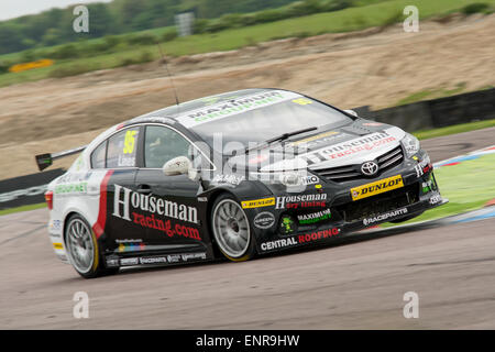 Thruxton, Andover, HAMPSHIRE, Regno Unito. Il 10 maggio, 2015. Stewart linee e Houseman Racing Toyota Avensis rigidi durante la Dunlop MSA British Touring Car Championship a Thruxton Motorsport Centro Credito: Gergo Toth Fotografia / Alamy Live News Foto Stock